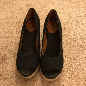 Wedge heels with fabric texture